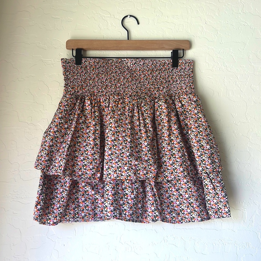 Flowy skirt with ruche waist. Comes down to mid thigh.